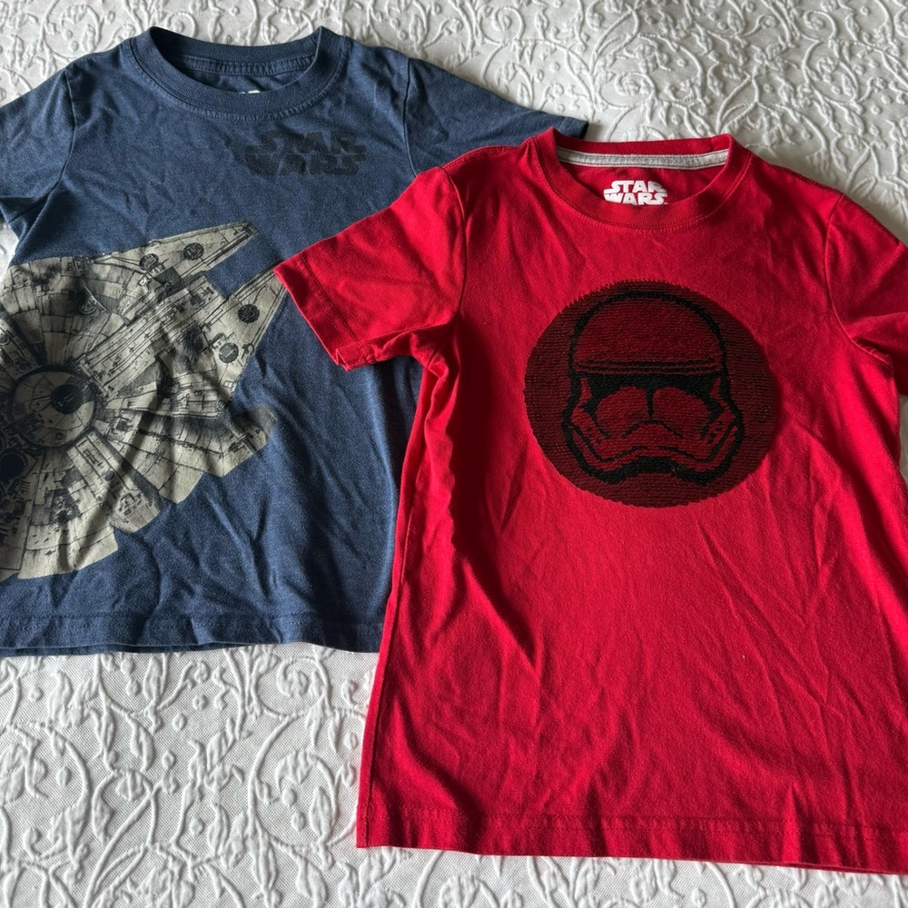Bundle of 2 Star Wars t-shirts Size 5 Boys. Great condition!